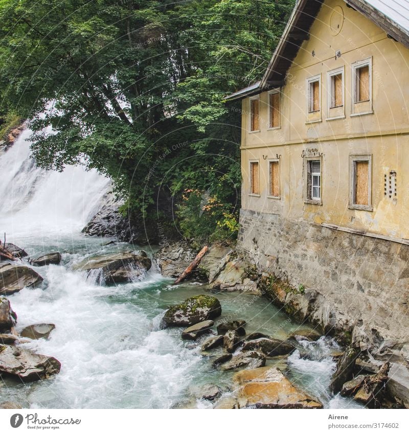 Getöse Alpen bedrohlich Angst gefährlich Wasserfall Wildbach Gischt tosen sprudelnd Gebäude alt baufällig gruselig Kraft Urelemente gewaltig Felsen Österreich