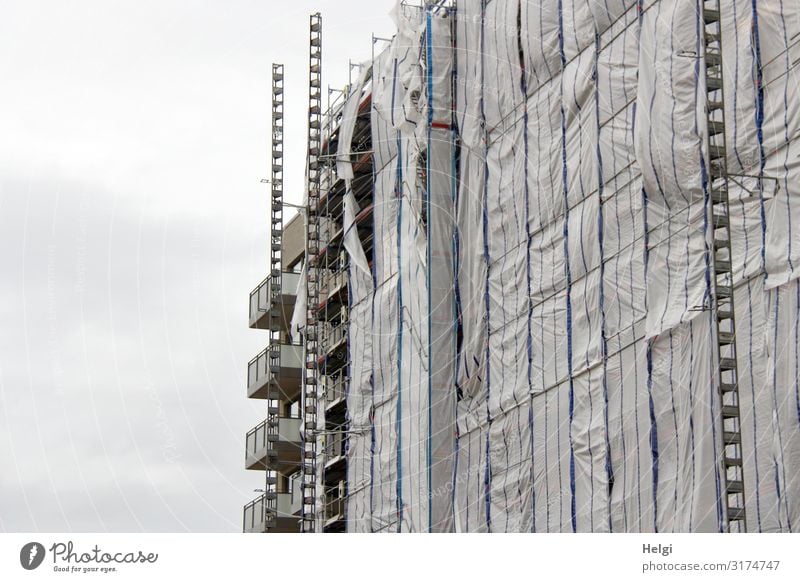 mit Plastikplanen verkleidete Fassade eines Gebäudes auf einer Baustelle Hamburg Stadt Hafenstadt Bauwerk Metall Kunststoff bauen festhalten stehen authentisch
