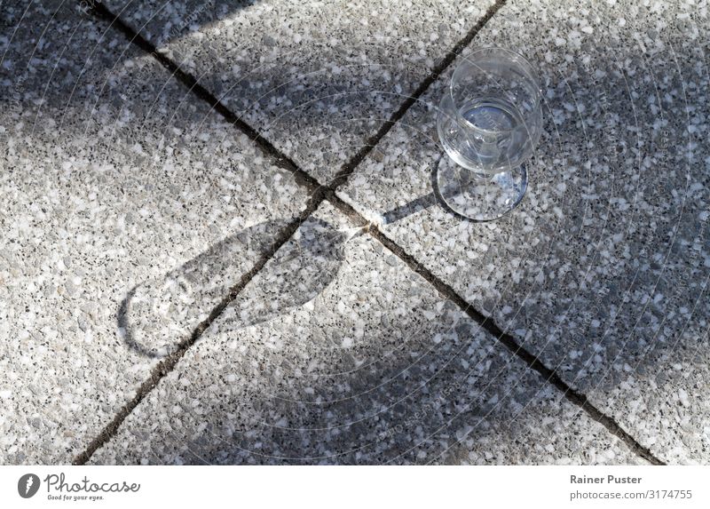 Sonnenlicht spielt mit einem Weinglas Glas Schönes Wetter Stadtzentrum Altstadt trinken grau Reflexion & Spiegelung Farbfoto Außenaufnahme Textfreiraum links
