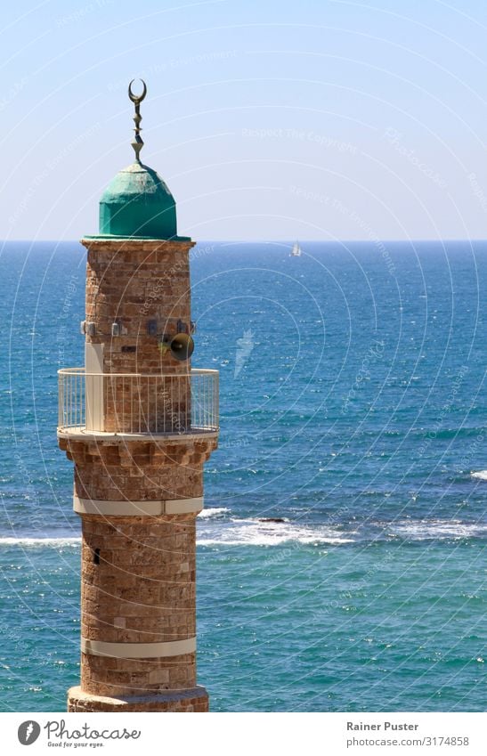 Minarett der Al-Bahar Moschee in Jaffa, Israel Erholung ruhig Ferien & Urlaub & Reisen Sommer Sommerurlaub Wolkenloser Himmel Wellen Küste Meer hoch blau türkis