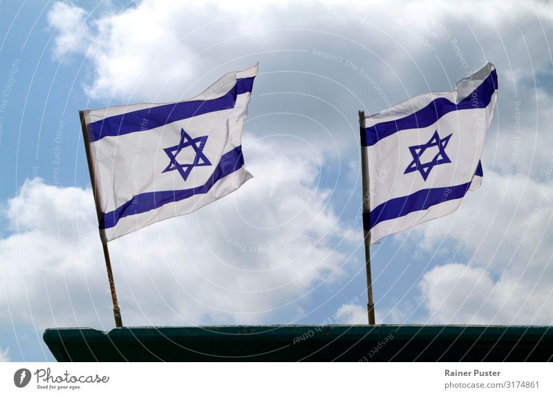 Zwei israelische Nationalflaggen im Wind Himmel Wolken Tel Aviv Israel Fahnenmast blau weiß Israelis wehen Farbfoto Außenaufnahme Textfreiraum unten