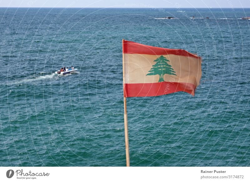 Libanesische Flagge an der Küste Beiruts Wolkenloser Himmel Sonne Sommer Meer Mittelmeer Libanon blau grün rot türkis weiß Horizont Fahne Nationalflagge