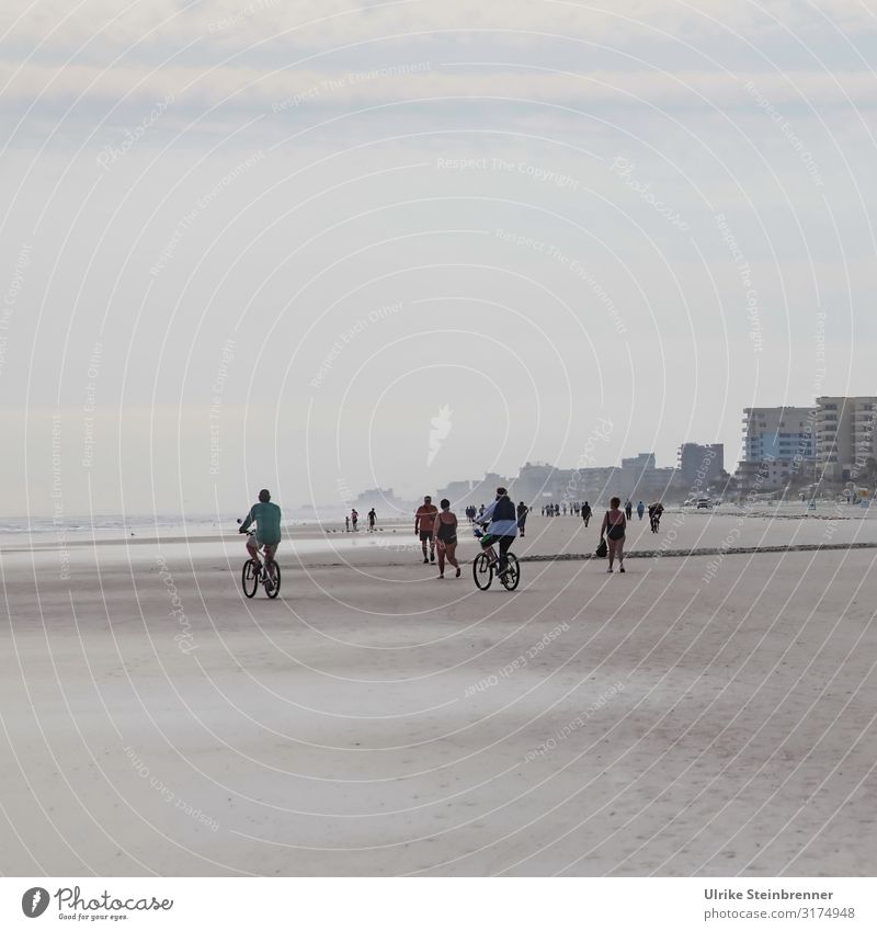 Fußgänger und Radfahrer auf dem Strand von Daytona Beach, Florida Freude Freizeit & Hobby Ferien & Urlaub & Reisen Städtereise Fitness Sport-Training