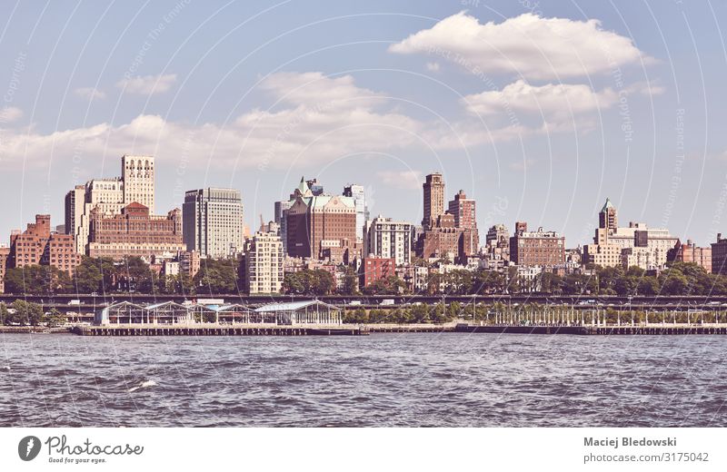 Retro-getöntes Bild der Brooklyn Waterfront, New York. Ferien & Urlaub & Reisen Sightseeing Städtereise Sommer Häusliches Leben Wohnung Himmel Fluss Skyline