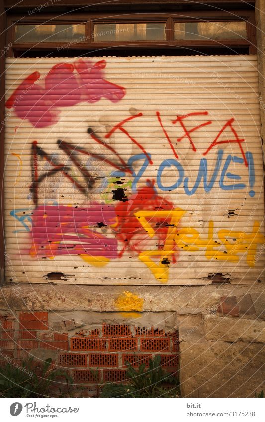 Antifa, Graffiti auf einer Tür. Kunst Kunstwerk Gemälde Kultur Jugendkultur Subkultur Mauer Wand Fassade Zeichen Schriftzeichen Schilder & Markierungen