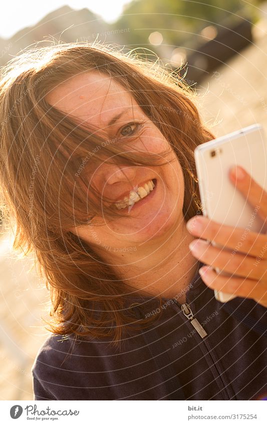 Handy Mensch feminin Frau Erwachsene lachen Telefongespräch Außenaufnahme Reflexion & Spiegelung Porträt Oberkörper Vorderansicht Blick Blick in die Kamera