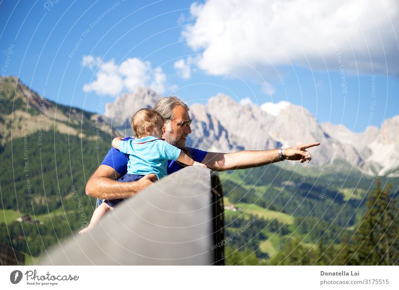 Vater und Sohn sehen Berglandschaft Lifestyle Erholung Ferien & Urlaub & Reisen Freiheit Sommer Sommerurlaub Berge u. Gebirge Kindererziehung Bildung Baby