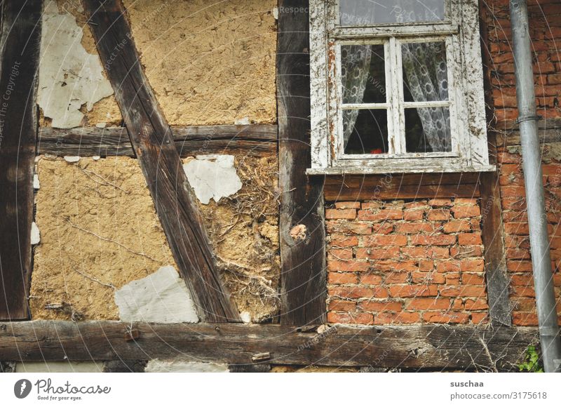 altes haus Haus verfallen Gebäude Fachwerkhaus Fenster früher bewohnt Unbewohnt baufällig verwohnt Unbewohnbar Miete Hauseigentum Hausbesitz Insolvenz