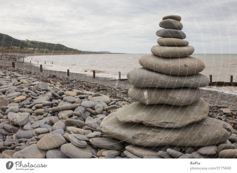 Gestapelte Steine an der walisischen Küste. Lifestyle Stil Gesundheit Wellness Leben Erholung Meditation Ferien & Urlaub & Reisen Tourismus Sightseeing Strand