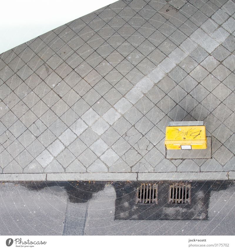 der Briefkasten ist da unten Post Verkehrswege Straße Bodenplatten Bordsteinkante Gully Rechteck eckig gelb grau Symmetrie Ziel Zahn der Zeit Standort