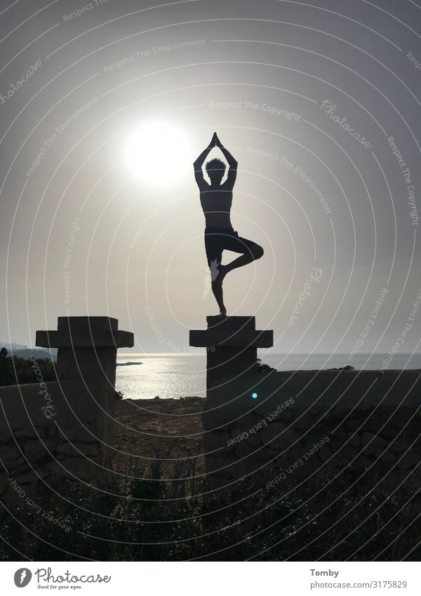 Yoga Alternativmedizin Fitness Erholung Meditation 1 Mensch Natur Wasser Sonnenaufgang Sonnenuntergang Sonnenlicht Meer Mittelmeer Insel Ibiza atmen dünn