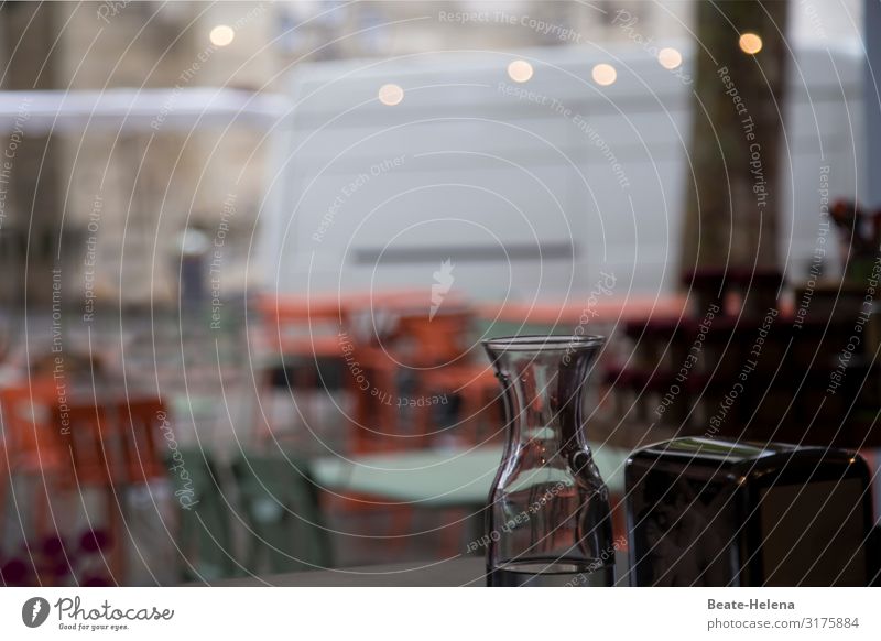 Stille Einkehr Ernährung Getränk Trinkwasser Frankreich Kleinstadt Haus Gebäude Restaurant Dekoration & Verzierung Wasserflasche wählen beobachten Erholung