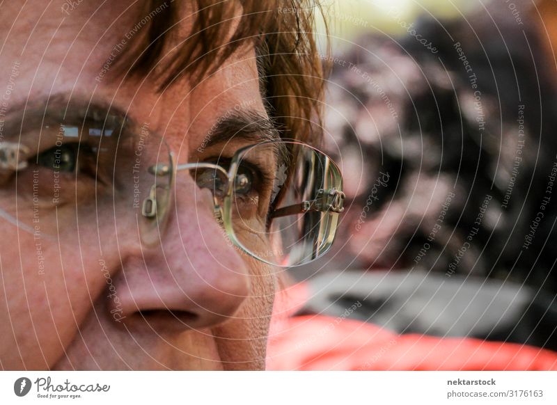 Details des Gesichts einer Frau mittleren Alters Erwachsene Brille Denken selbstbewußt Tatkraft Idee Nase Auge Kaukasier Fokus auf den Vordergrund Nähe vor