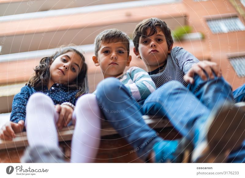 Drei böse Jungs sitzen in der Nachbarschaft Lifestyle Freude Glück schön Sommer Häusliches Leben Hausbau Kind Schule Schulgebäude Schulkind Schüler Kleinkind