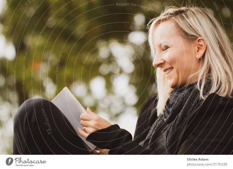 Leserin im Freien lesen Mensch feminin Frau Erwachsene 1 45-60 Jahre blond langhaarig Buch lachen Fröhlichkeit Stimmung Vorsicht Gelassenheit ruhig fleißig