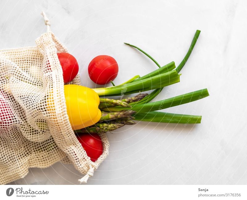 Frisches buntes Gemüse in einem Einkaufsnetz Lebensmittel Lauchgemüse Tomate Paprika Spargel Ernährung Bioprodukte Vegetarische Ernährung Diät Fasten Lifestyle