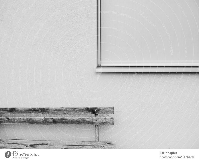Leere Bank Menschenleer Mauer Wand Fenster Holz sitzen schwarz weiß ruhig ästhetisch Erwartung geheimnisvoll komplex Langeweile Ordnung Vergänglichkeit