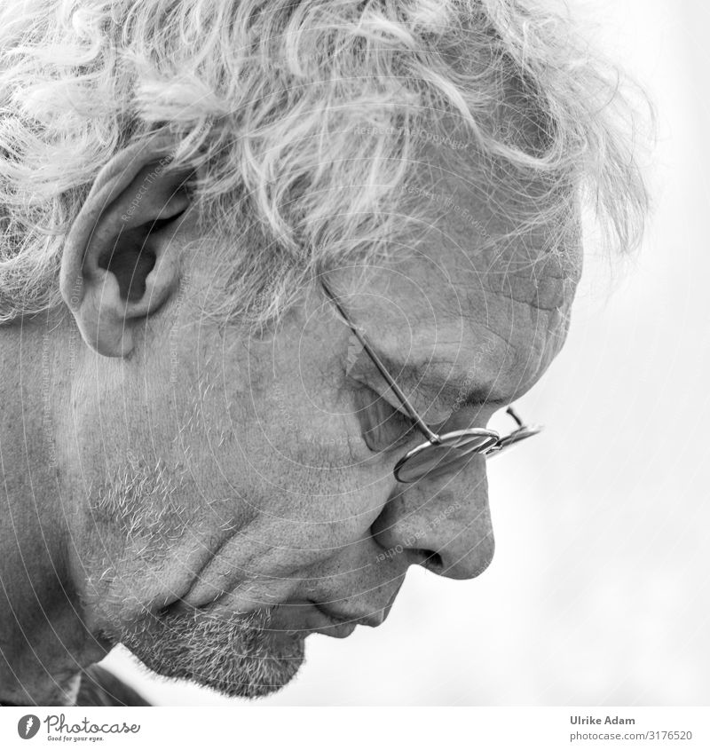 Noch mehr nachdenken ;-) Mensch maskulin Mann Erwachsene Männlicher Senior Kopf Bart 1 45-60 Jahre Brille grauhaarig Denken lesen geduldig Konzentration