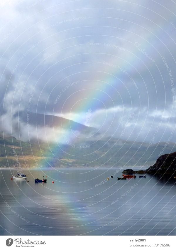 wenn der Regenbogen sich im Wasser spiegelt... See Meer Loch Schottland regenbogenfarben Boot Spielelung Reflexion & Spiegelung Natur Landschaft Bucht Boje