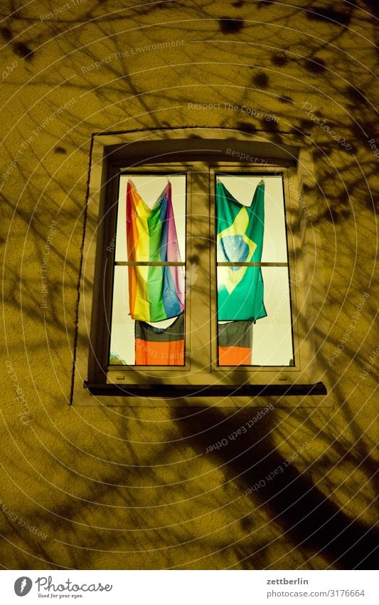 Fenster mit drei Fahnen Abend Berlin dunkel Gebäude geheimnisvoll Haus Nacht Neukölln Stadt Stadtleben Wohnhaus Licht Erkenntnis erleuchten regenbogenfarben