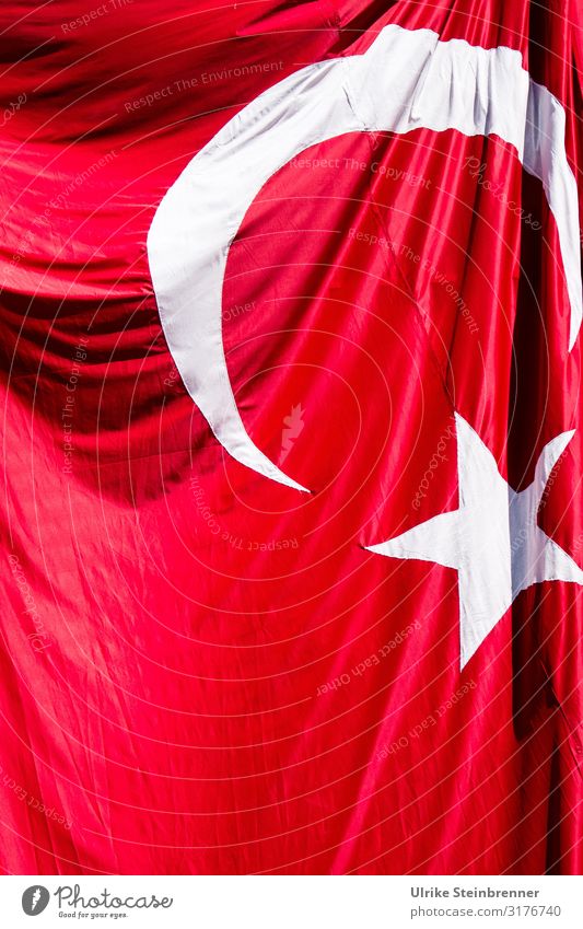 Faltenwurf in türkischer Flagge Zeichen fallen hängen rot weiß Politik & Staat Fahne Halbmond Stern (Symbol) Türkei Nationalitäten u. Ethnien
