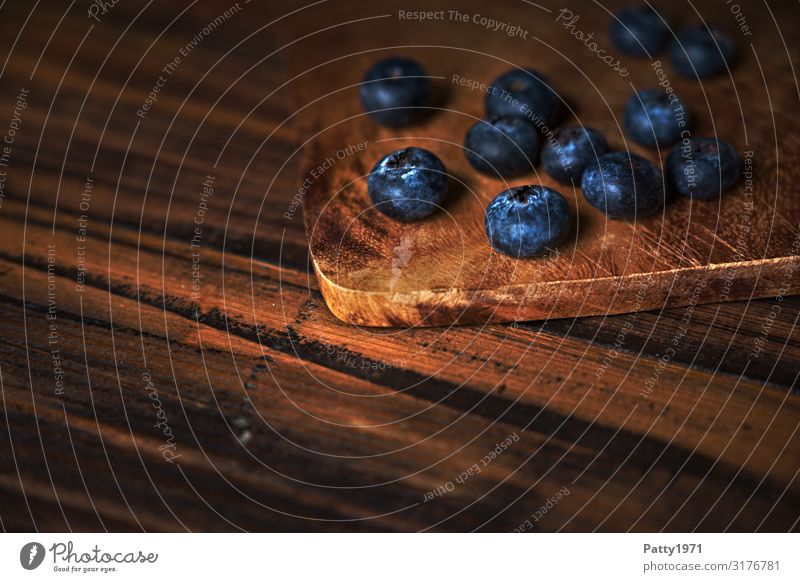 Blaubeeren auf einem Schneidebrett aus Holz Lebensmittel Frucht frisch Gesundheit lecker natürlich rund blau braun genießen Ernährung Foodfotografie Farbfoto