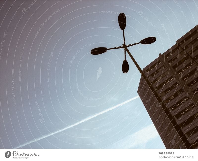 Quadrocopter Lifestyle Stadt Fußgängerzone Menschenleer Hochhaus Fassade eckig gigantisch hässlich trashig trist Sicherheit Schutz standhaft Einsamkeit Kraft