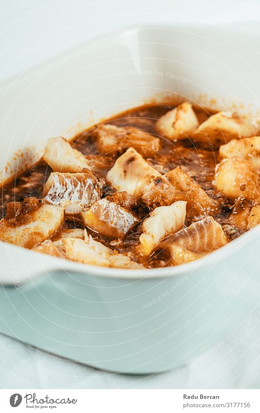 Weißfischfilet Curry mit Tomatensauce Saucen weiß Speise Fisch Filet Würzig Gesundheit Meeresfrüchte heiß Tradition kochen & garen rot Eintopf Kabeljau Diät