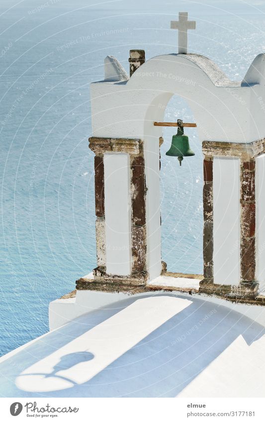 Schattenspiel Griechenland Santorin Mittelmeer Dorf Kirche Glocke Glockenturm Christliches Kreuz hängen einfach historisch blau weiß Zufriedenheit Kraft