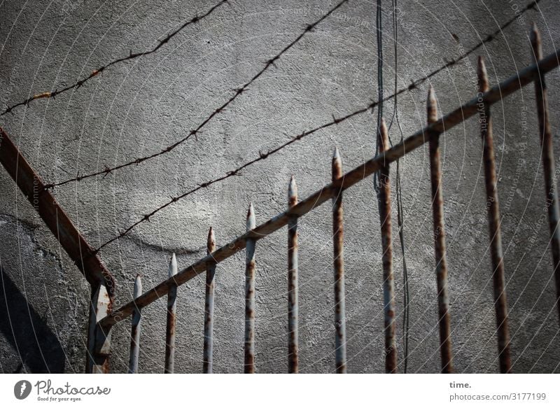 Geschichten vom Zaun (IV) | Weltschmerz Lissabon Mauer Wand Stacheldraht Rost Draht Spitze Stein Metall Linie Streifen Netzwerk historisch grau Sicherheit