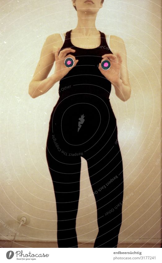 Schöne Augen! Collage, bei der die Pose sowie pinke Punkte auf Brust der Frau fokussieren Fleisch Erwachsene Leben Körper Kunst Blick einfach frech trashig