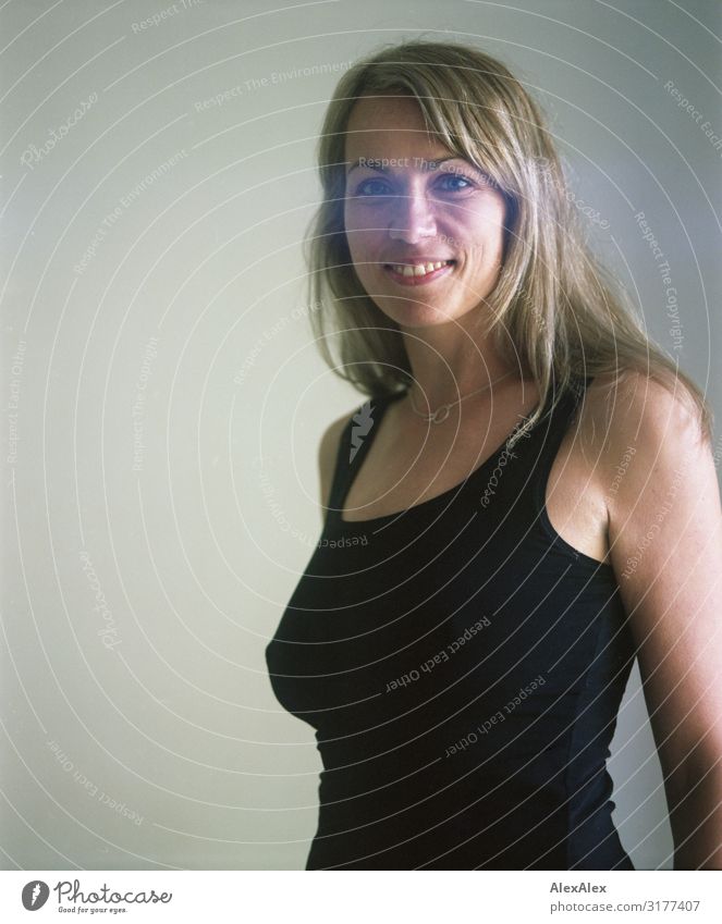 Analoges Portrait einer Frau mit Lightleaks Stil Freude schön Leben Wohlgefühl Vignettierung Erwachsene 30-45 Jahre Trägershirt blond langhaarig analog