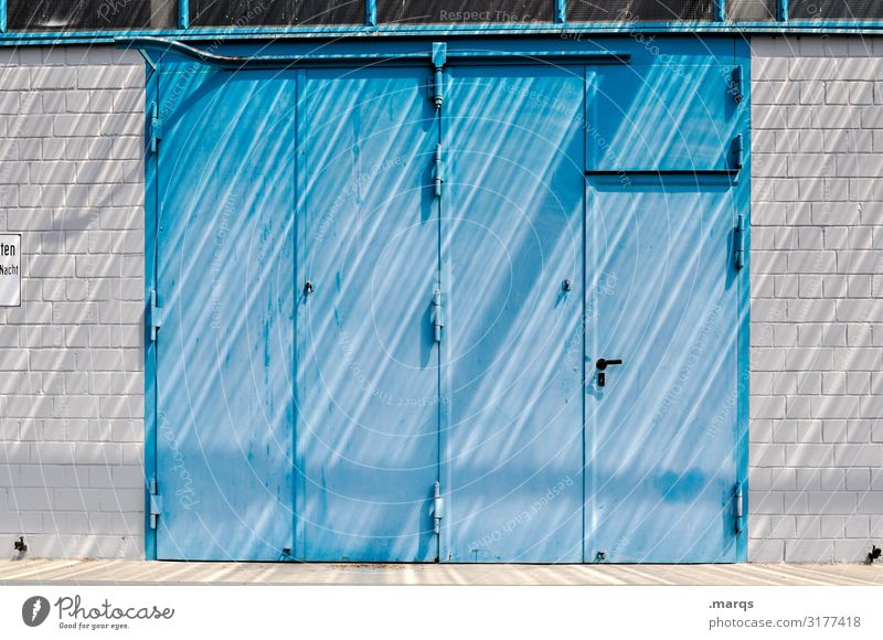 Beschattung Mauer Wand Tür Schatten industriell Eingang Metall Backsteinwand Linie blau weiß Farbe Stil Farbfoto Außenaufnahme Menschenleer Textfreiraum Mitte