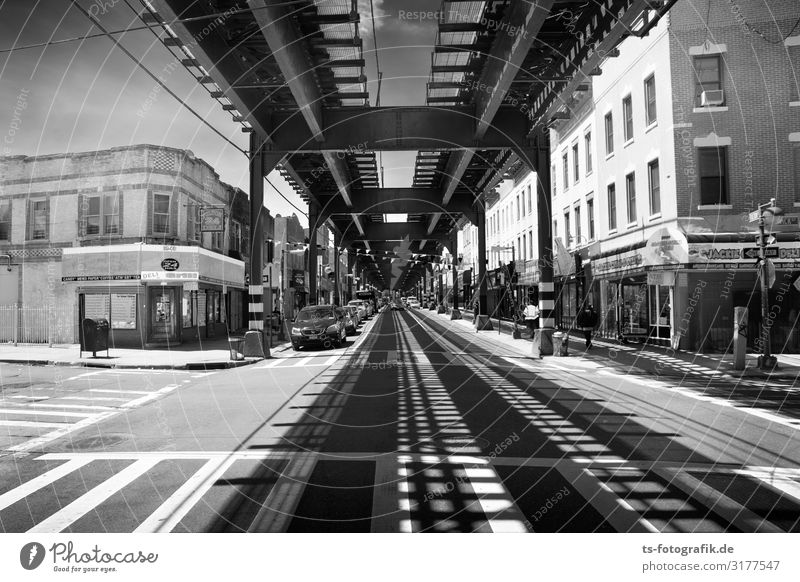 Shadows of the Elevated, New York Technik & Technologie New York City Brooklyn Stadt Stadtzentrum Fußgängerzone Haus Brücke Bauwerk Fassade Verkehr