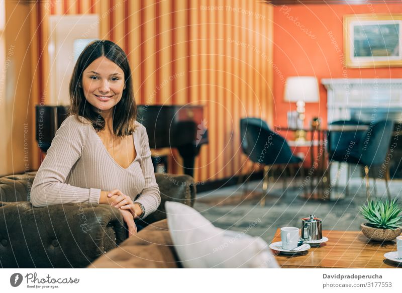 Porträt einer jungen attraktiven Frau in einer eleganten Hotel-Cafeteria Lifestyle Textfreiraum Kantine Restaurant schön im Innenbereich Lächeln Wandelhalle