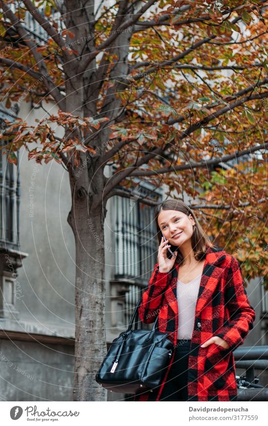 hübsche junge Frau zu Fuß auf der Straße mit Smartphone Zelle benutzend Technik & Technologie Lächeln Tageslicht Wegsehen Gerät Apparatur Gespräch im Freien
