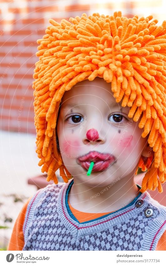 Clown Kind essen Lutscher in Partei Dessert Essen Freude Glück Gesicht Schminke Spielen Entertainment Feste & Feiern Geburtstag Junge Kindheit Zähne Zirkus