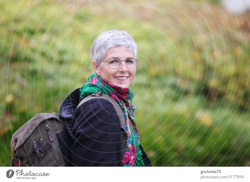 Glück finden wir auf dem Weg, nicht am Ziel | UT HH19 Frau Erwachsene Weiblicher Senior Leben Mensch 45-60 Jahre 60 und älter Park Brille Rucksacktourismus