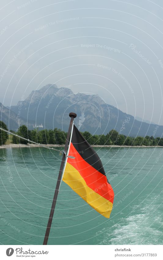 Deutschlandflagge auf Schiff vor Schloss Neuschwanstein Freizeit & Hobby Ferien & Urlaub & Reisen Tourismus Ausflug Natur Landschaft Wasser Schifffahrt