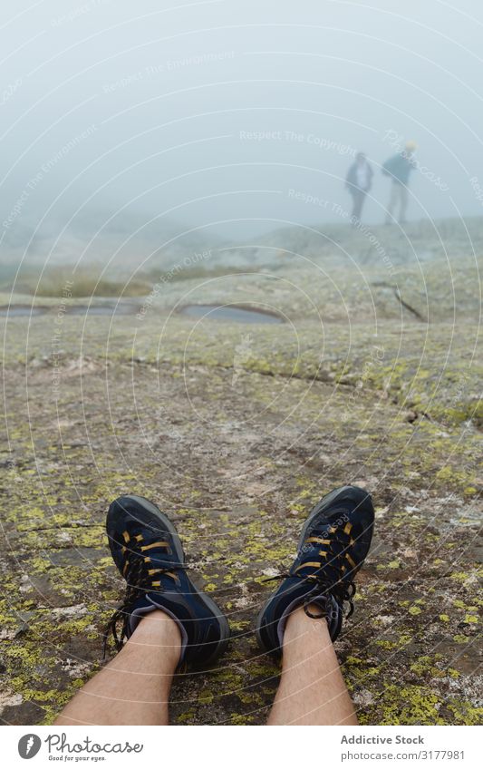 Beine auf steinigem Boden an nebligen Tagen schneiden. Reisender Nebel Stein Landschaft Natur Ausflug Erholung Turnschuh wandern Trekking Abenteuer Felsen rau