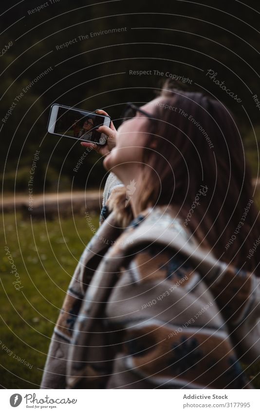 Frau nimmt Selfie auf dem Land mit. Landschaft PDA Ferien & Urlaub & Reisen Natur Lifestyle Freizeit & Hobby heiter Freude lässig Technik & Technologie Gerät