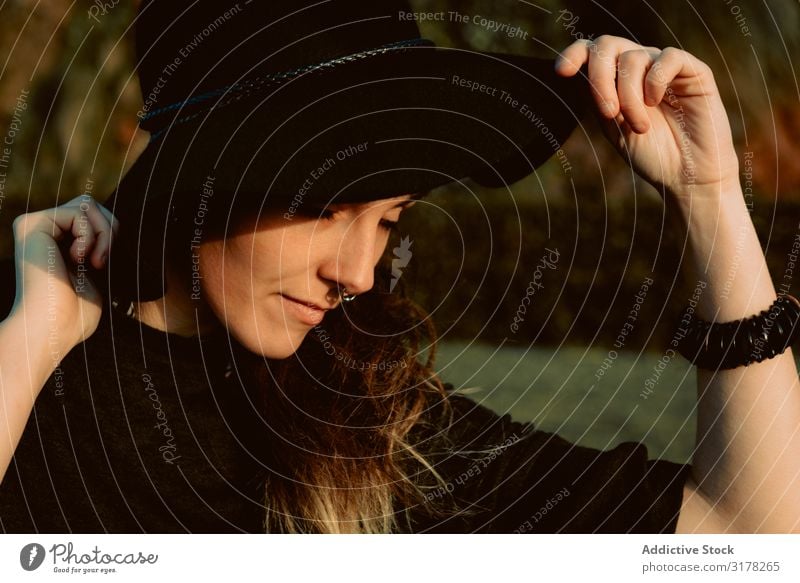 Stilvolle junge Frau mit schwarzem Hut im Freien genießen Accessoire Jugendliche schön Porträt Sommer Mode attraktiv romantisch elegant Piercing modern Ohrringe