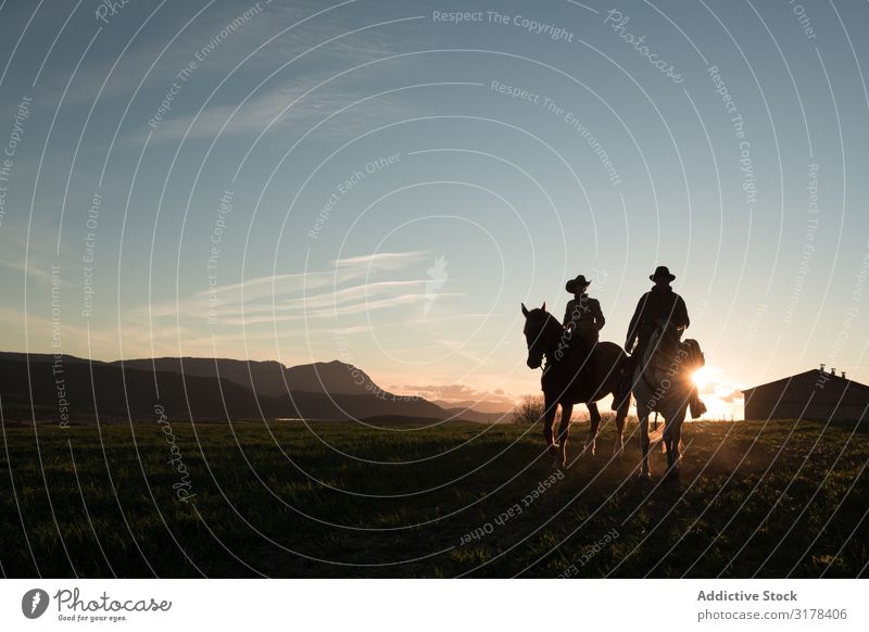 Menschen auf Pferden Reiten Ranch Sonnenuntergang Himmel Abend Mann Frau gestikulieren Sport Pferderücken Reiterin Lifestyle Freizeit & Hobby Erholung heimisch