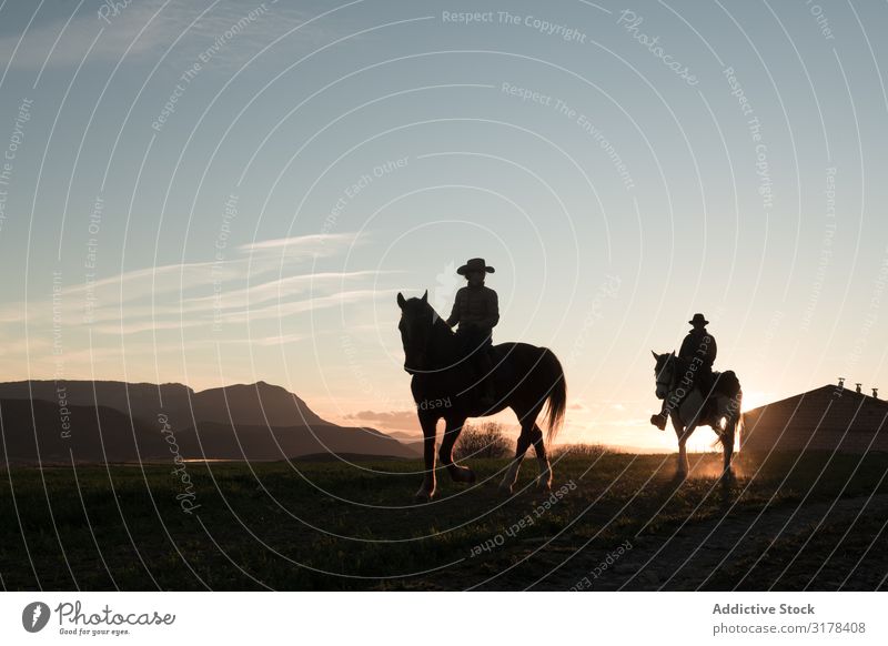Menschen auf Pferden Reiten Ranch Sonnenuntergang Himmel Abend Mann Frau gestikulieren Sport Pferderücken Reiterin Lifestyle Freizeit & Hobby Erholung heimisch