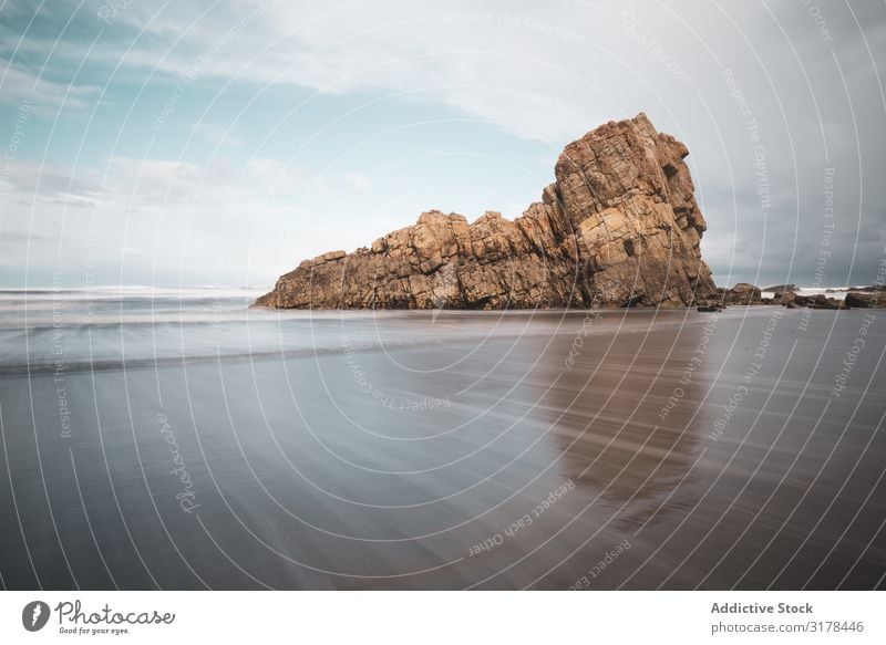 Küstenfelsen am Strand und bedeckter Himmel Felsen Küstenstreifen Wolkendecke Langzeitbelichtung trist Klippe malerisch Spanien Asturien Aussicht dramatisch