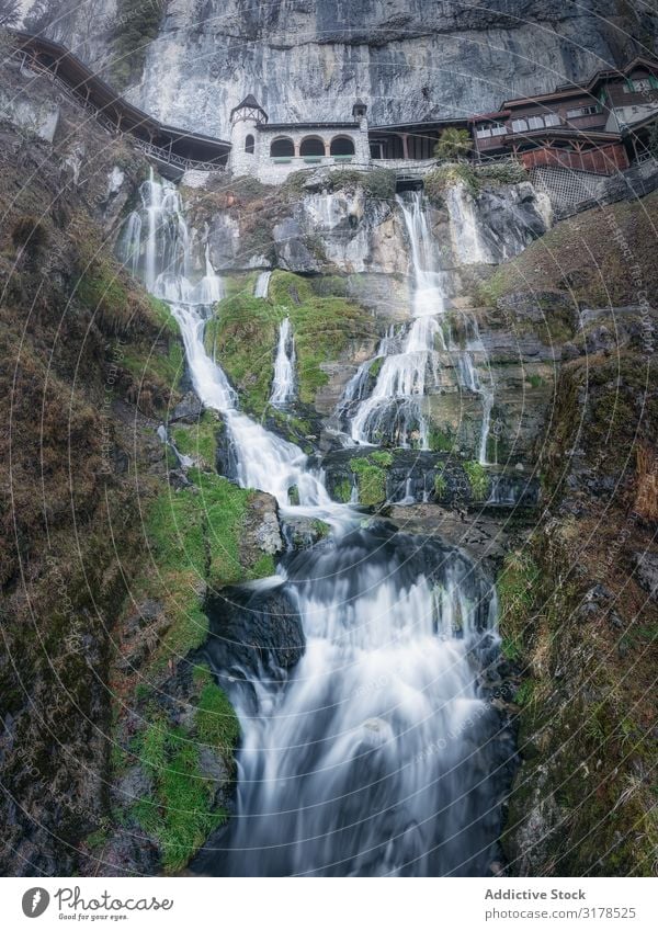 Malerischer Wasserfall auf hoher Klippe Höhe Natur Terrasse Langzeitbelichtung majestätisch strömen Tourismus frisch rein harmonisch Tal ökologisch Umwelt