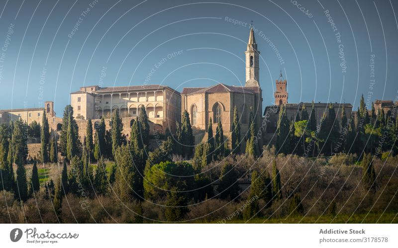 Ältere Kathedrale in grünem ländlichem Land Landschaft malerisch Italien Toskana Panorama (Bildformat) antik Ferien & Urlaub & Reisen Tourismus Ausflugsziel