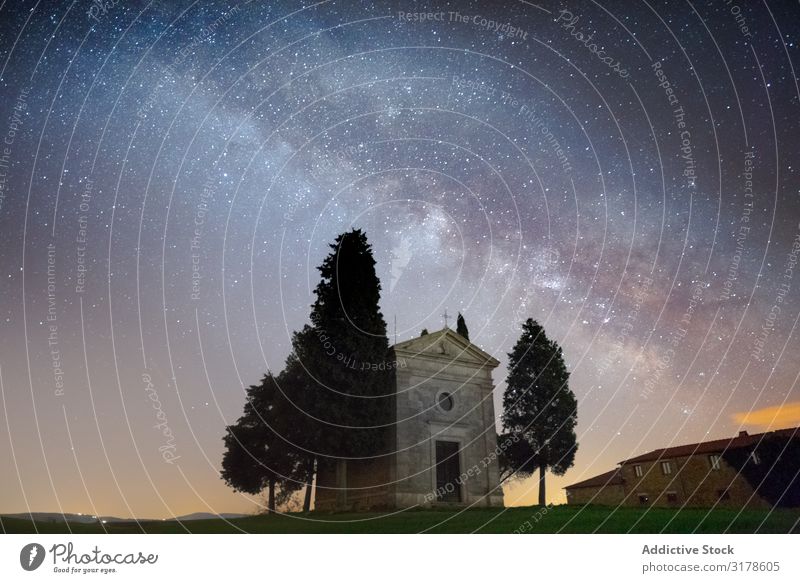 Einzelne Kapelle zwischen Bäumen auf dem Feld unter den Sternen milchig Weg Himmel Architektur Nacht Toskana Italien Weltall Sternbild Schmuckkörbchen
