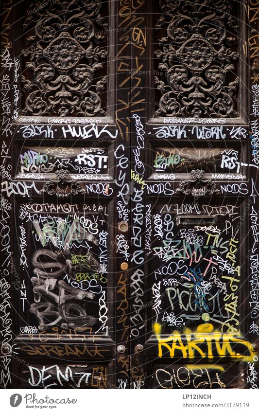 R O M. V Häusliches Leben Haus Tür Holz Zeichen Schriftzeichen Ziffern & Zahlen Ornament Graffiti dreckig rebellisch Stadt schwarz Langeweile ignorant
