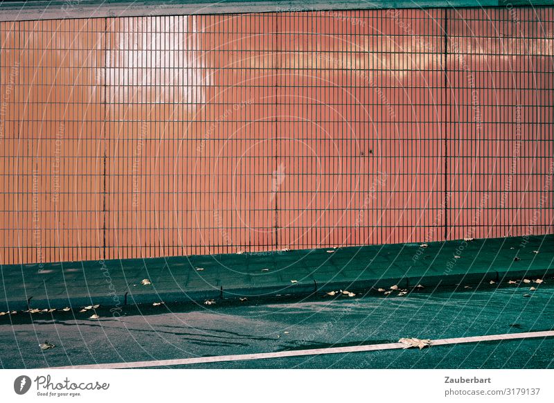 Wand mit orangen Kacheln Berlin Menschenleer Mauer Straße Fliesen u. Kacheln Asphalt fahren stehen Coolness modern retro grau Ordnungsliebe Erschöpfung Farbe